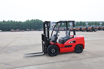 How to add hydraulic oil to a manual forklift?