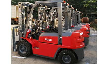 What are the daily maintenance items for new and old diesel forklifts?